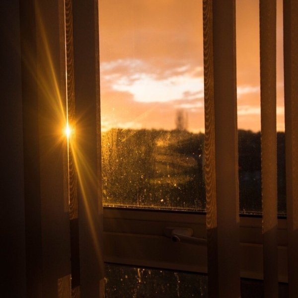 Луч солнца в окне
