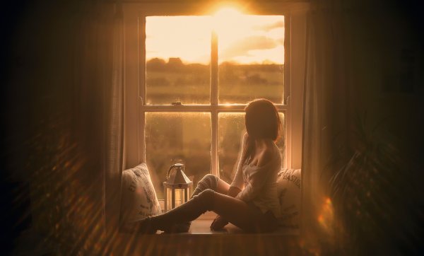 Девочка на подоконнике