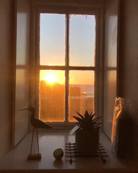 Комната с закатом в окне