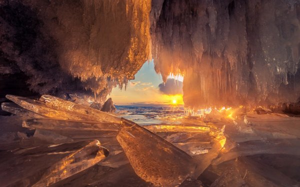 Ледяные гроты Байкала