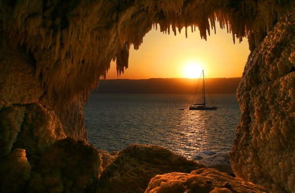 Вид из пещеры на закат