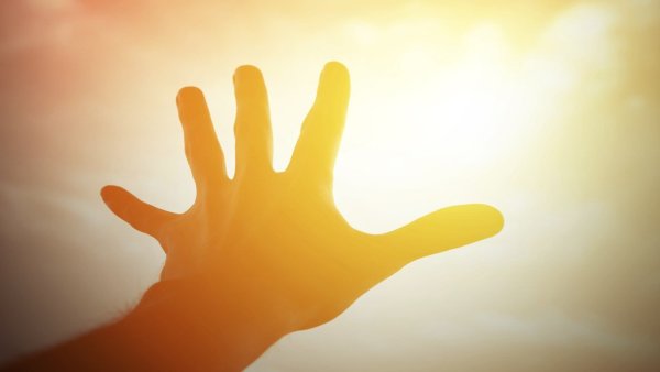 Рука тянется к солнцу