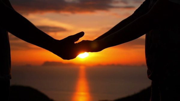 Руки на закате