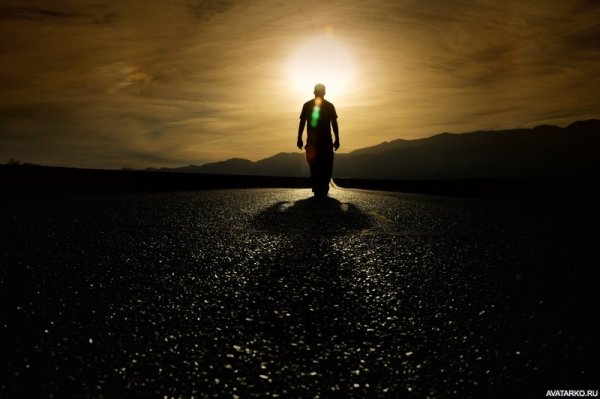 Человек идет к свету