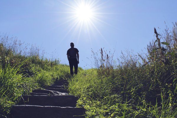 Человек идущий к солнцу