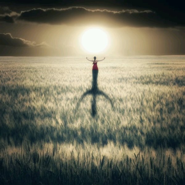 Девушка бежит к солнцу