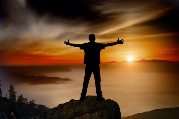 Мужской силуэт на фоне