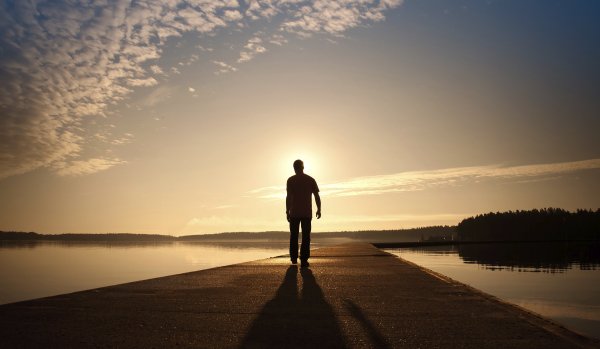 Человек уходящий в закат