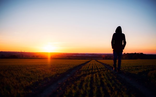 Девушка идет по дороге