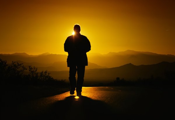 Девушка с распростертыми руками