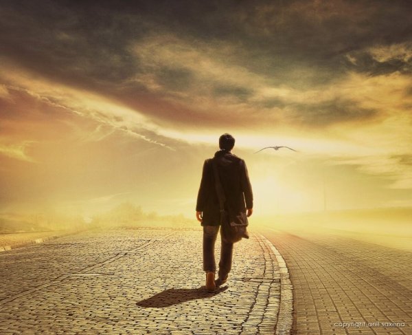 Мужчина на закате у моря