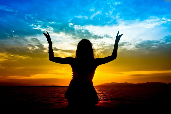 Человек тянется к солнцу