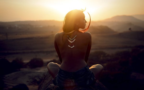 Счастливая девушка в поле