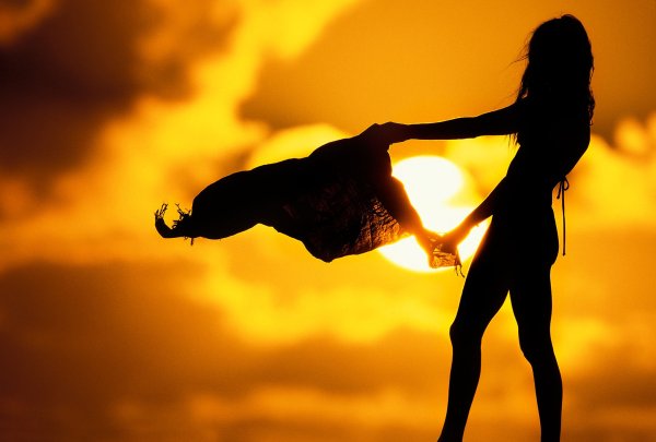 Танцующая девушка в ночи