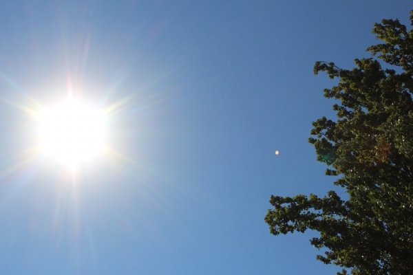 Солнце на небе без облоко