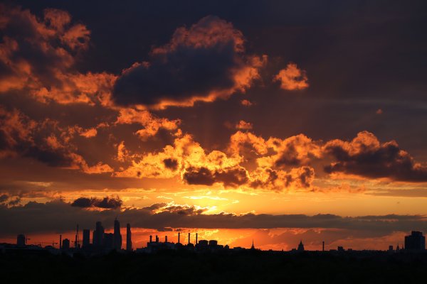 Красивый закат в городе