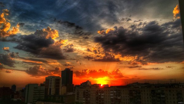 Красивый закат в городе