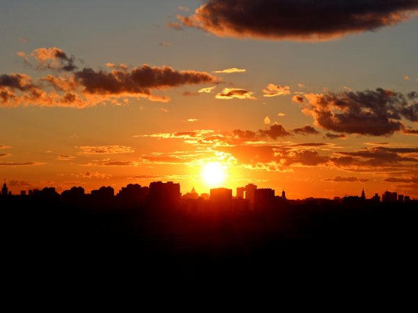 Ранний закат в городе