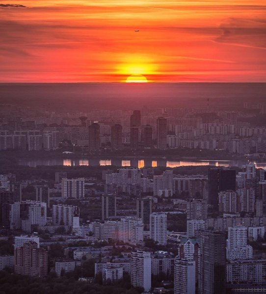 Красивый закат над городом