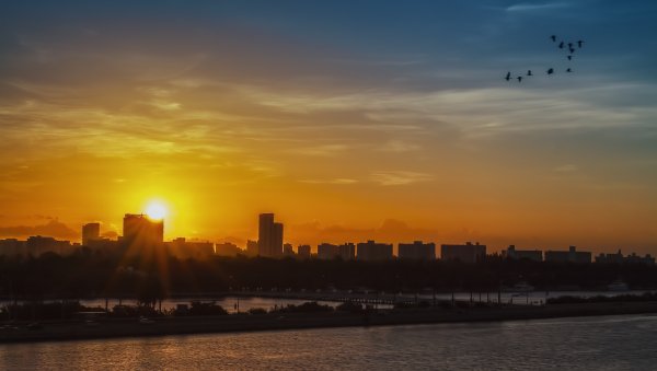 Солнце встает над городом