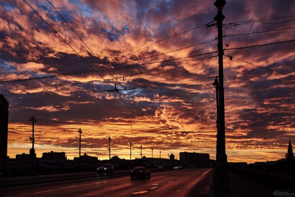 Красивый закат в городе