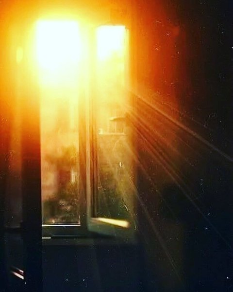Луч солнца в окне