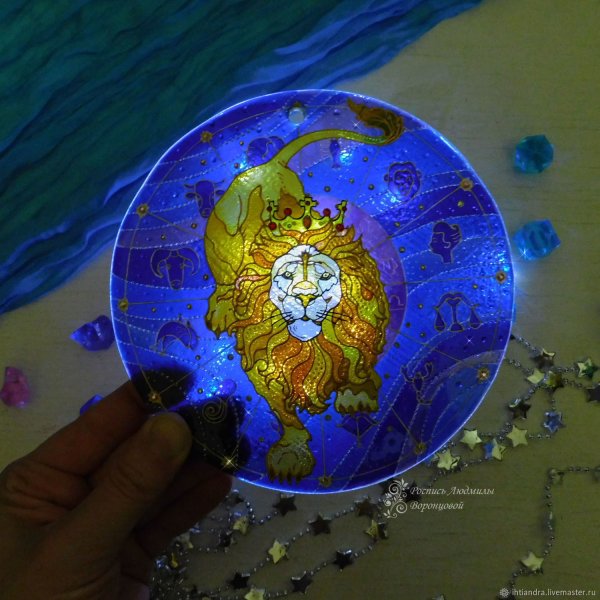 Картина под стеклом на солнце