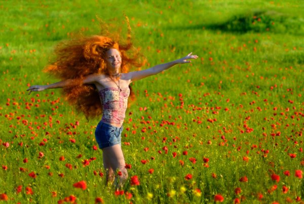 Девочка Весна с веснушками