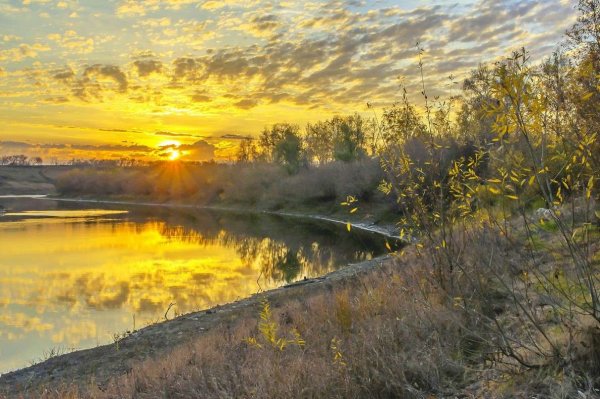 Закат над озером