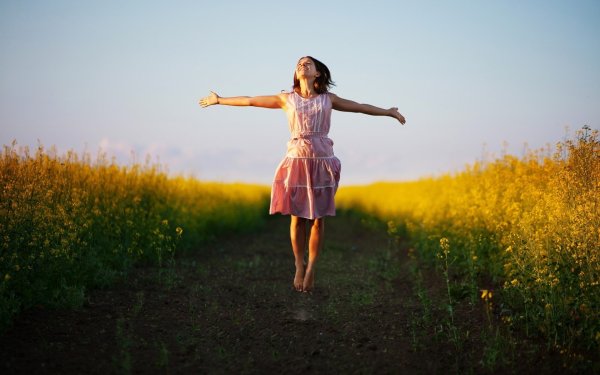 Девочка раскинула руки