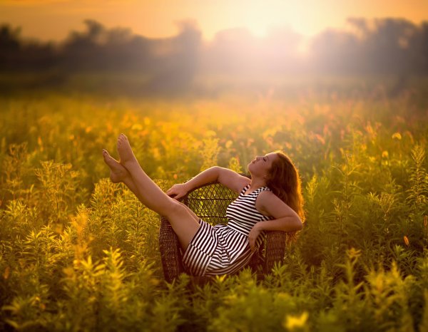 Человек в свете солнца