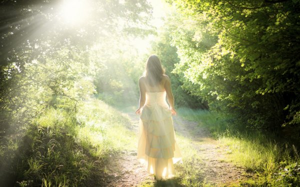 Человек радуется солнцу