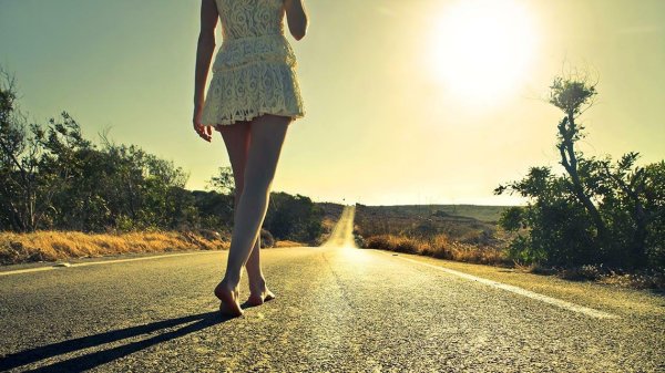 Девушка на дороге