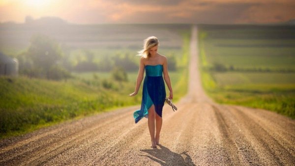 Девушка на дороге
