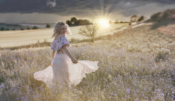 Ноги девушки поле цветов