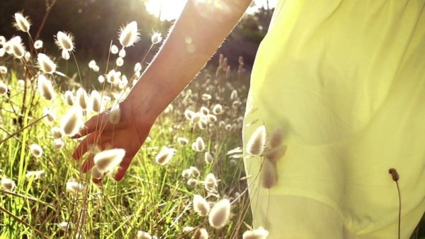 Девушка бежит в поле