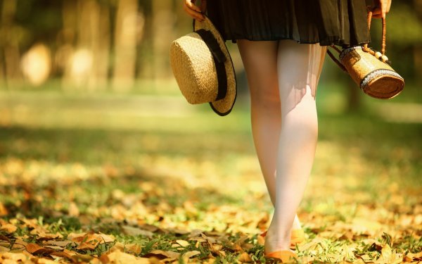 Девушка бежит по полю