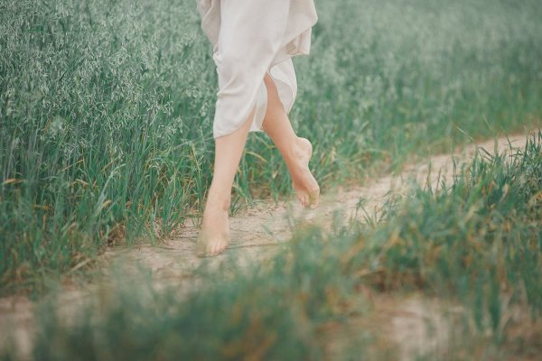 Девушка в платье под дождем