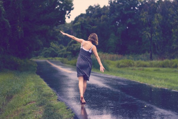 Девочка бежит