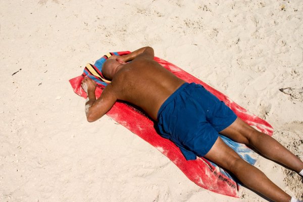 Мужик загорает