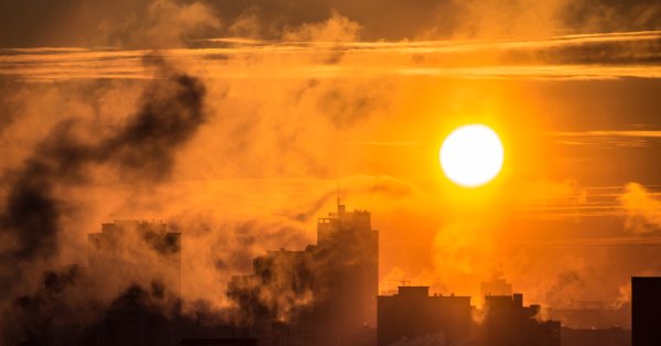 Красное солнце в дыму