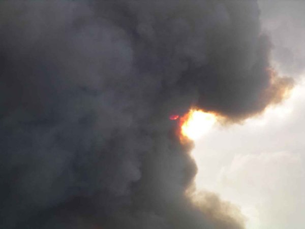 Небо в дыму от пожара