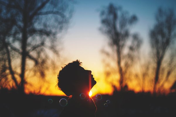 Курящий силуэт на закате