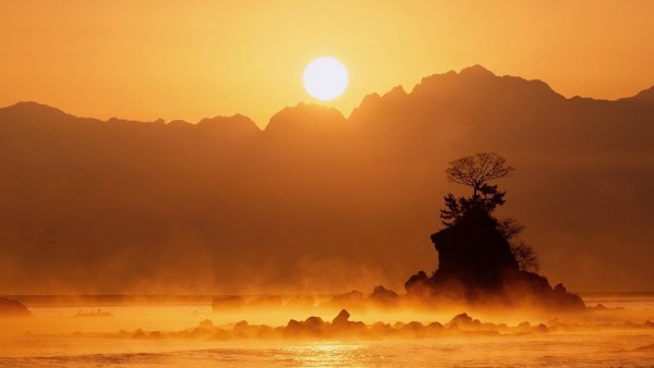 Горы туман солнце