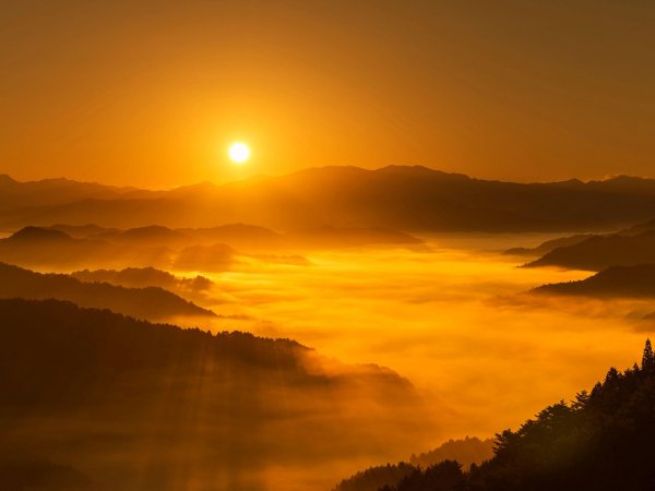 Рассвет солнца в горах