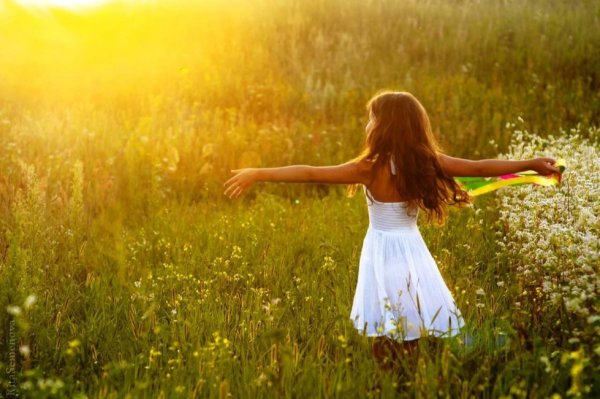 Девушка бежит по полю