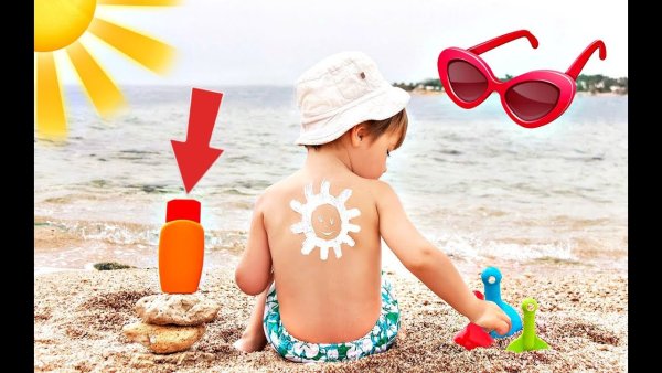 Мальчик загорает на солнышке