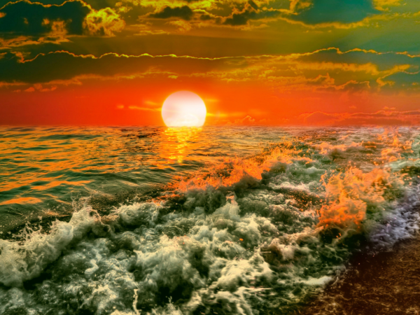 Шторм в океане на закате