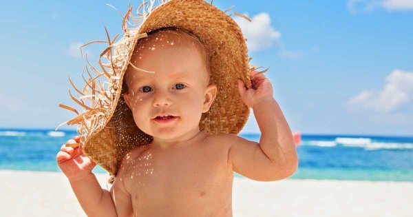 Девочка загорает на солнце