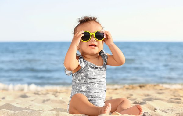 Лето дети загорают